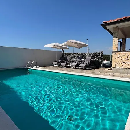 Vila Oscar Banjole